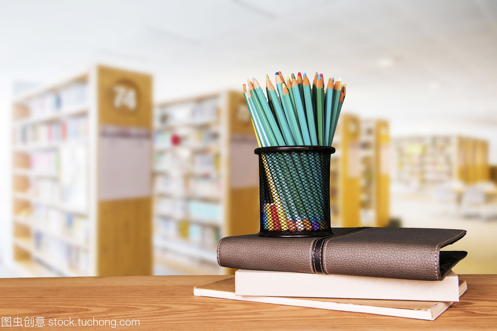 空木桌與現代圖書館 書籍的靜謐對話